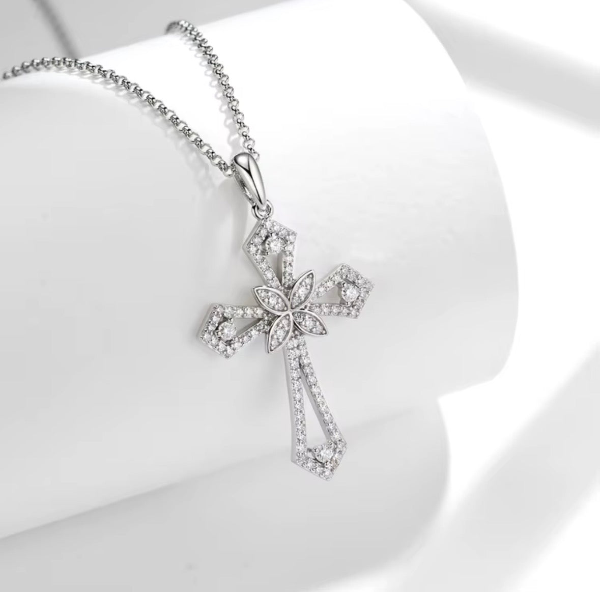 Cross claw pendant
