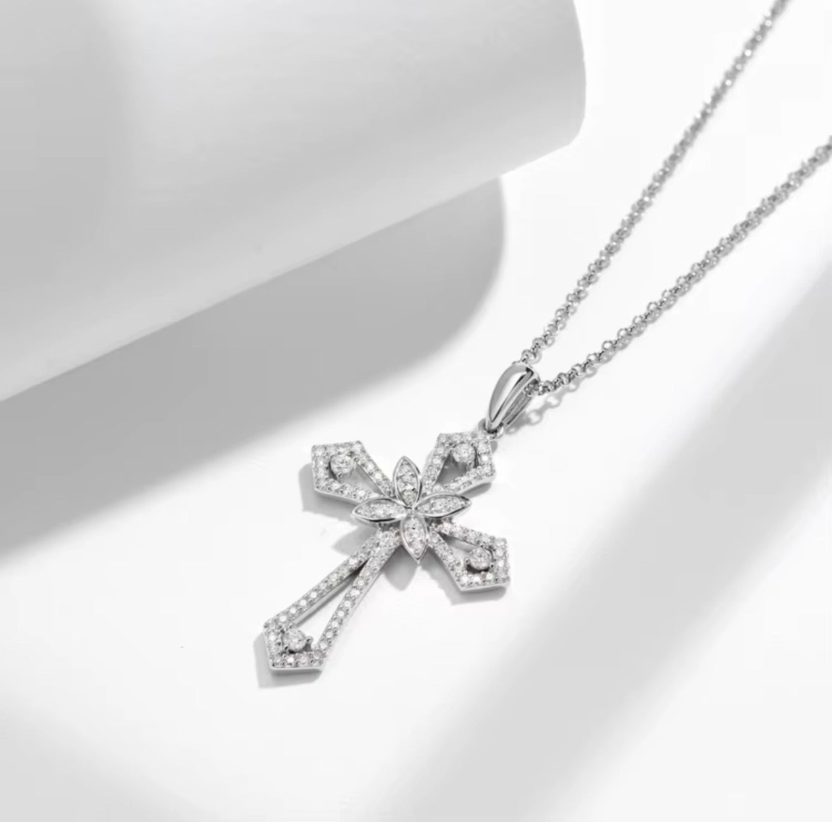 Cross claw pendant