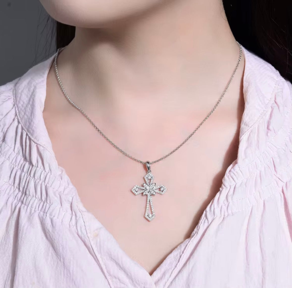 Cross claw pendant